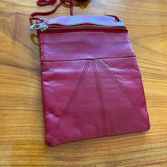 Vintage 90s Leather travel/cell phone pouch Red Crossbody adj. 4 zippers 1 clip. - Picture 6 of 7